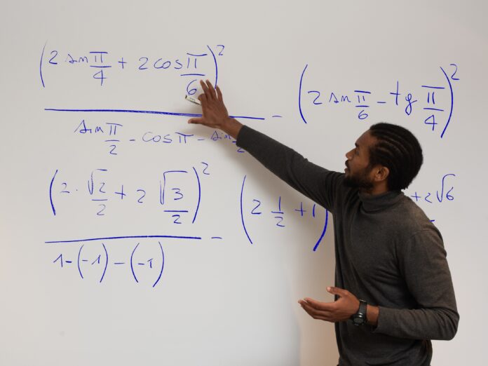 Lei aprovada no Mato Grosso responsabiliza família de qualquer aluno que agredir professores