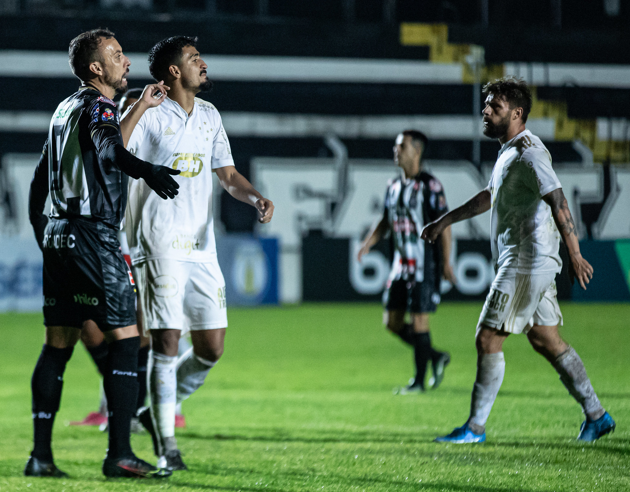 Cruzeiro busca desempatar retrospecto contra Operário para continuar sonhando com o acesso