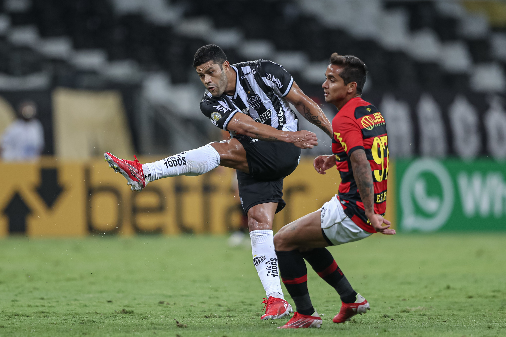 Com gols de Hulk e Diego Costa, Atlético vence o Sport e chega aos 45 pontos