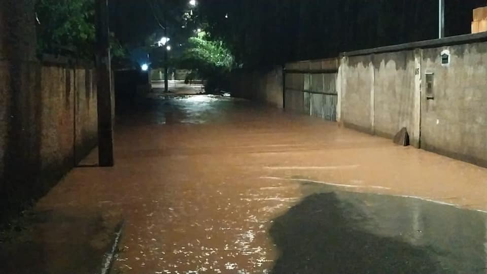 Chuva causa alagamentos e pessoas ficam ilhadas em Amarantina, distrito de Ouro Preto