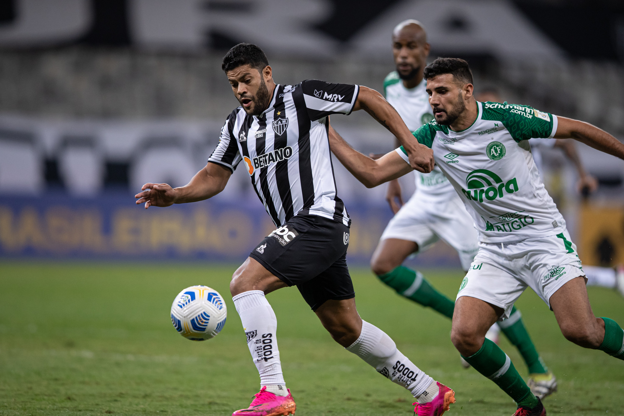 Desfalcado, Atlético enfrenta Chapecoense pelo Brasileirão