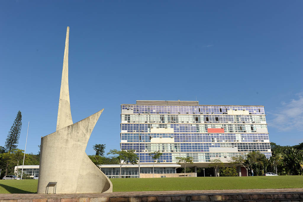UFMG abre concurso para preencher 15 vagas de técnico administrativo