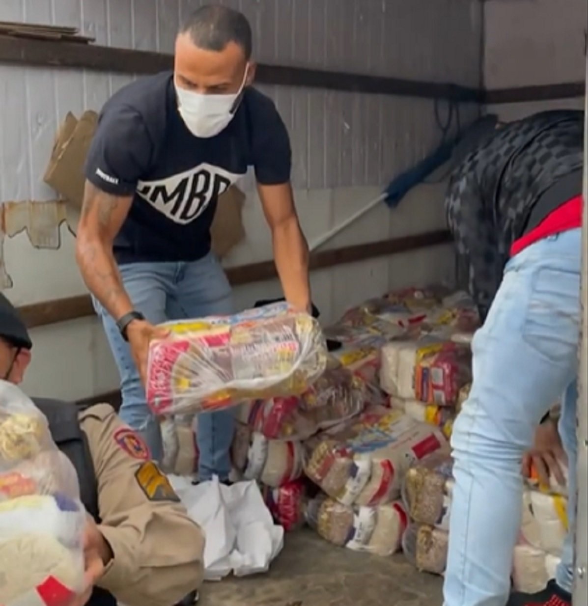 Patric, jogador do América, vai até distrito de Ouro Preto e doa 100 cestas básicas para atingidos pela chuva