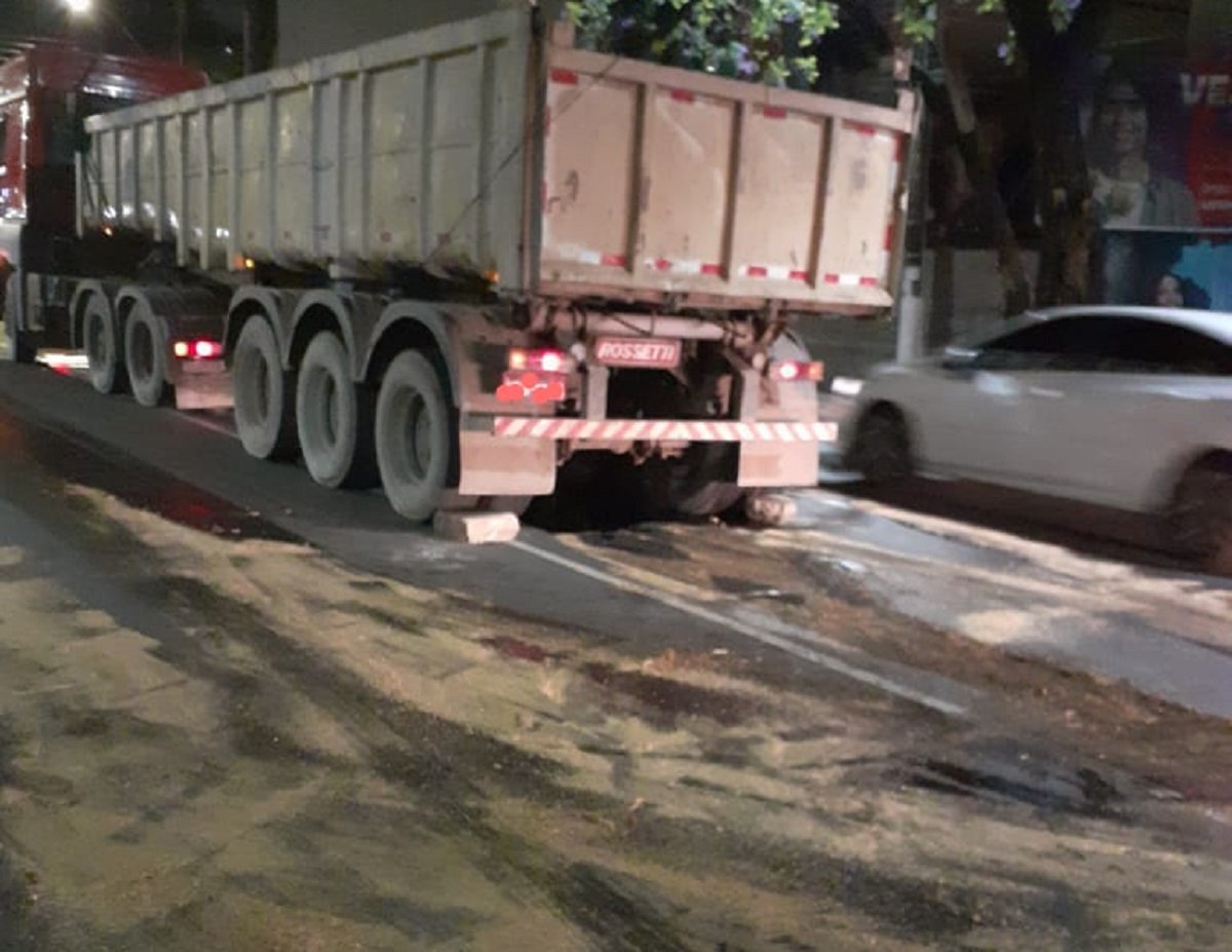 Grande vazamento de óleo afeta trânsito no centro de Conselheiro Lafaiete