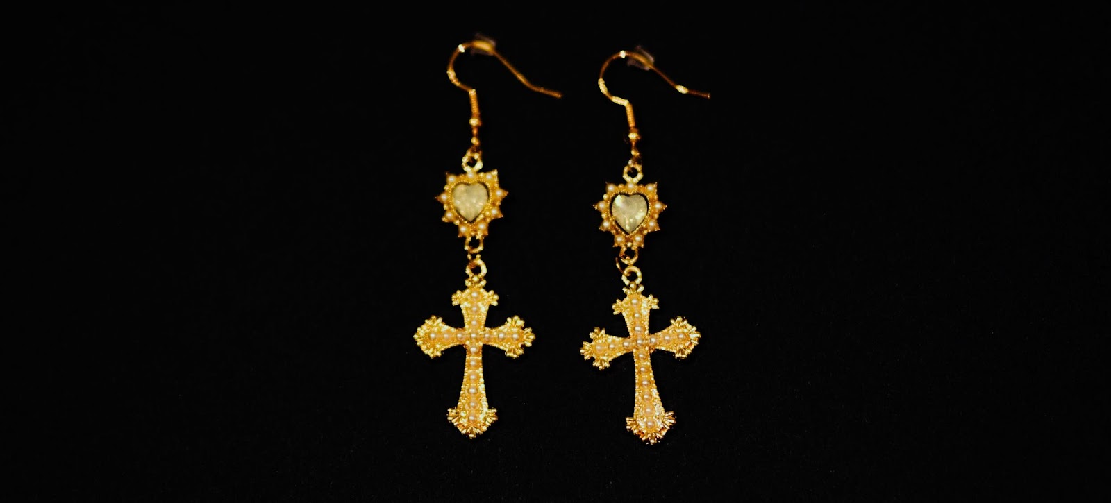 Do clássico ao moderno: dicas para combinar brincos de cruz