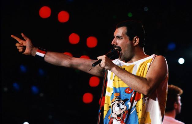 Em 1970, após passar por algumas bandas, o cantor formou o trio Smile, cujo nome seria alterado posteriormente para “Queen”.