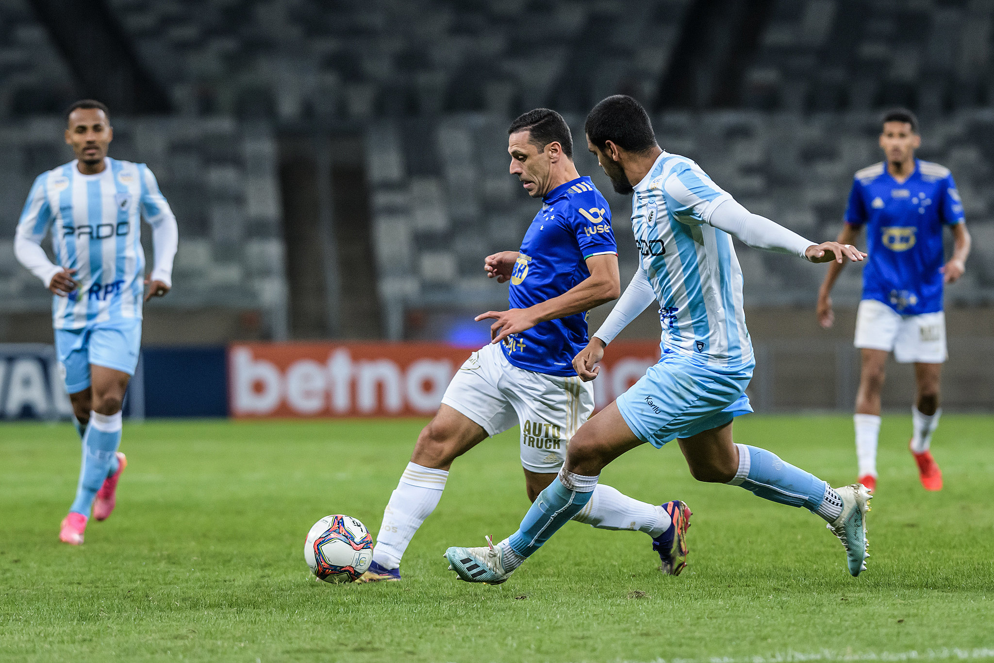 Em jogo decisivo, Cruzeiro encara o Londrina buscando permanência na Série B