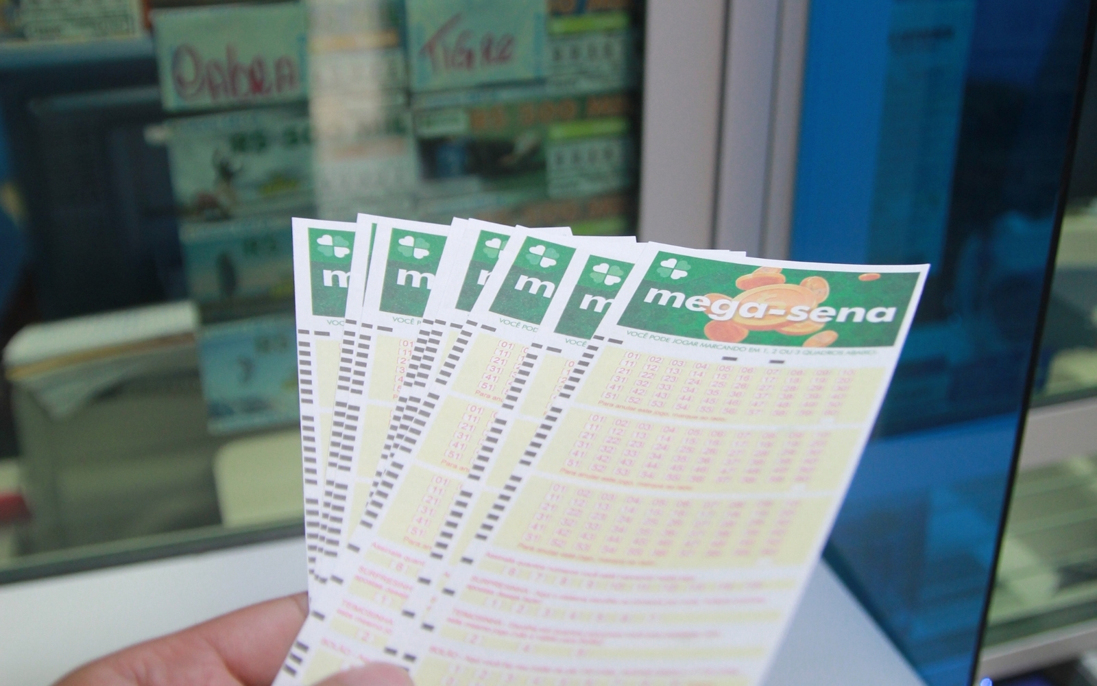 É muita grana? Mega-Sena acumula pela sexta vez e pode pagar R$ 75 milhões no sábado (6/11)