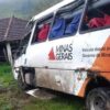 Micro-ônibus que transportava pacientes de Cataguases colide com barranco e cai na BR-267