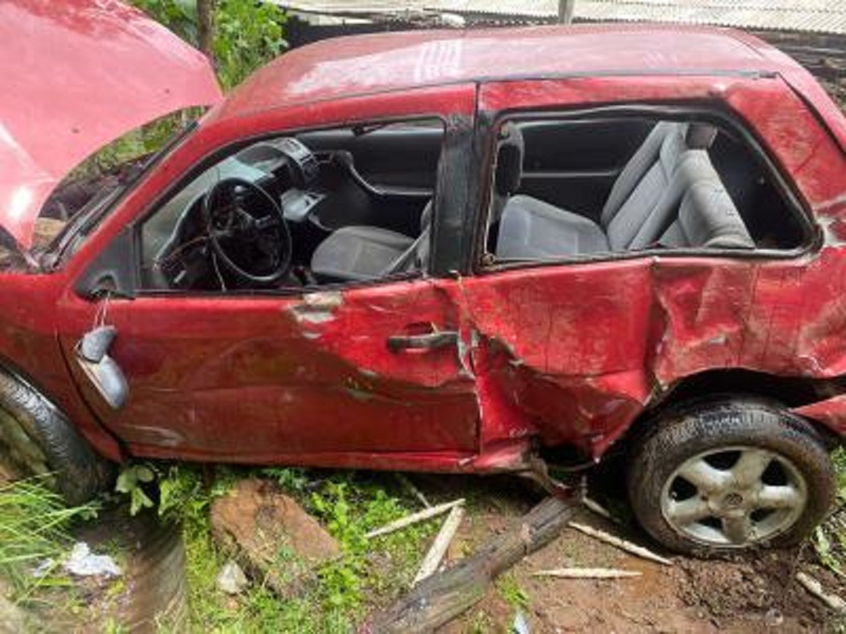 Carro perde controle e cai na Curva do Vento, em Ouro Preto