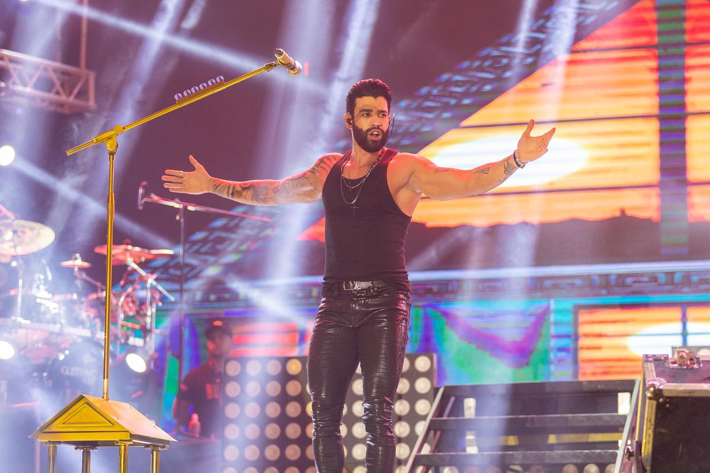 Van com equipe de Gusttavo Lima capota na Paraíba