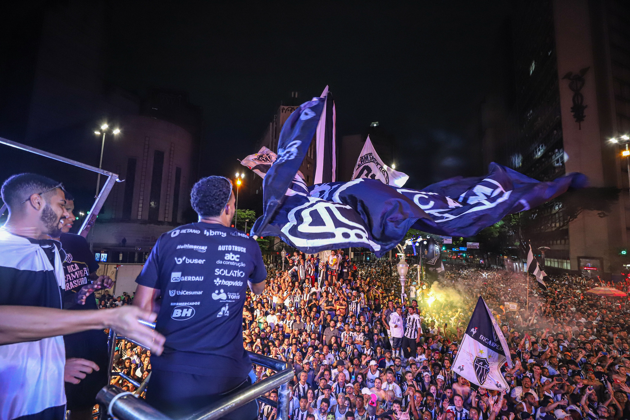 Festa na terra e no céu: o Brasil é preto e branco novamente
