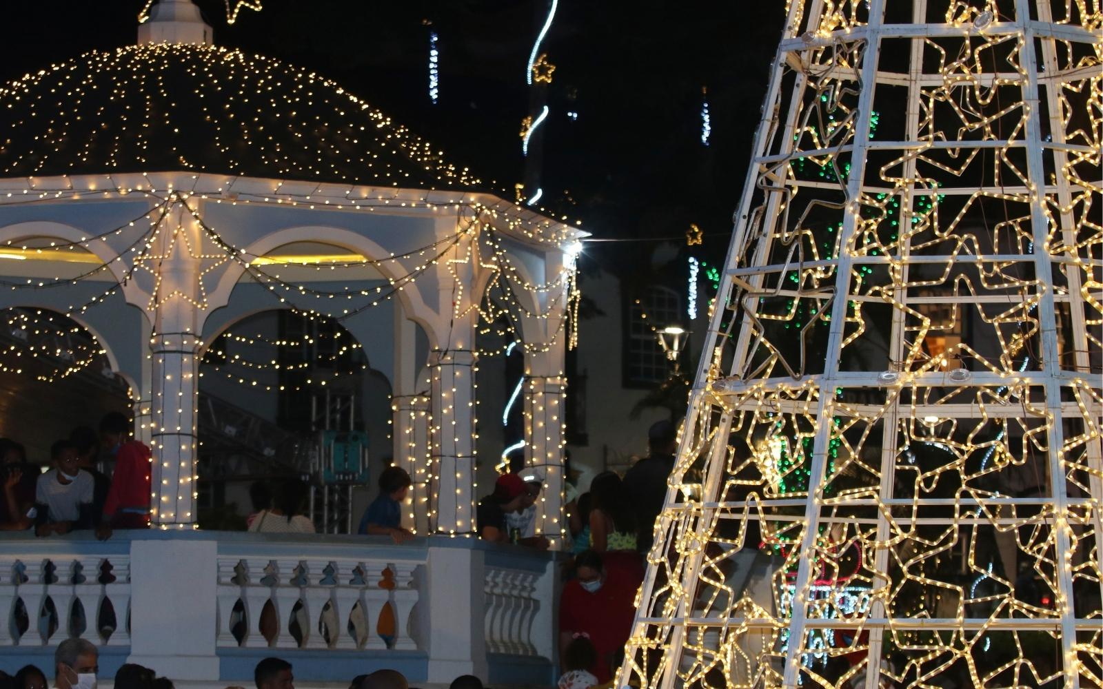 Mariana acende tradicional luzes de Natal; veja fotos