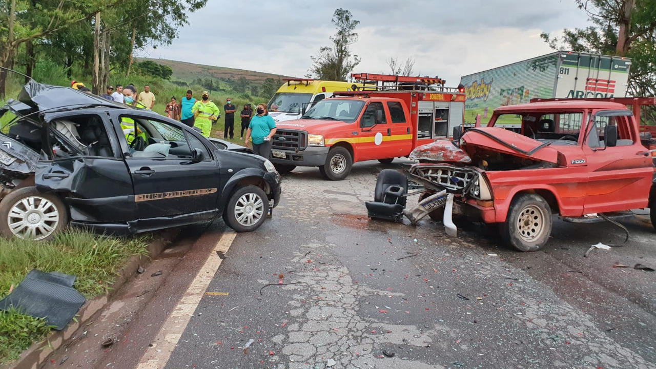 Uma pessoa morre e três ficam feridas em batida de carro na BR-040, em Lafaiete