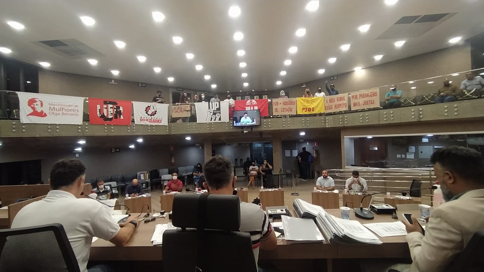 Manifestantes vão à Câmara de Itabirito pedir melhorias no transporte público