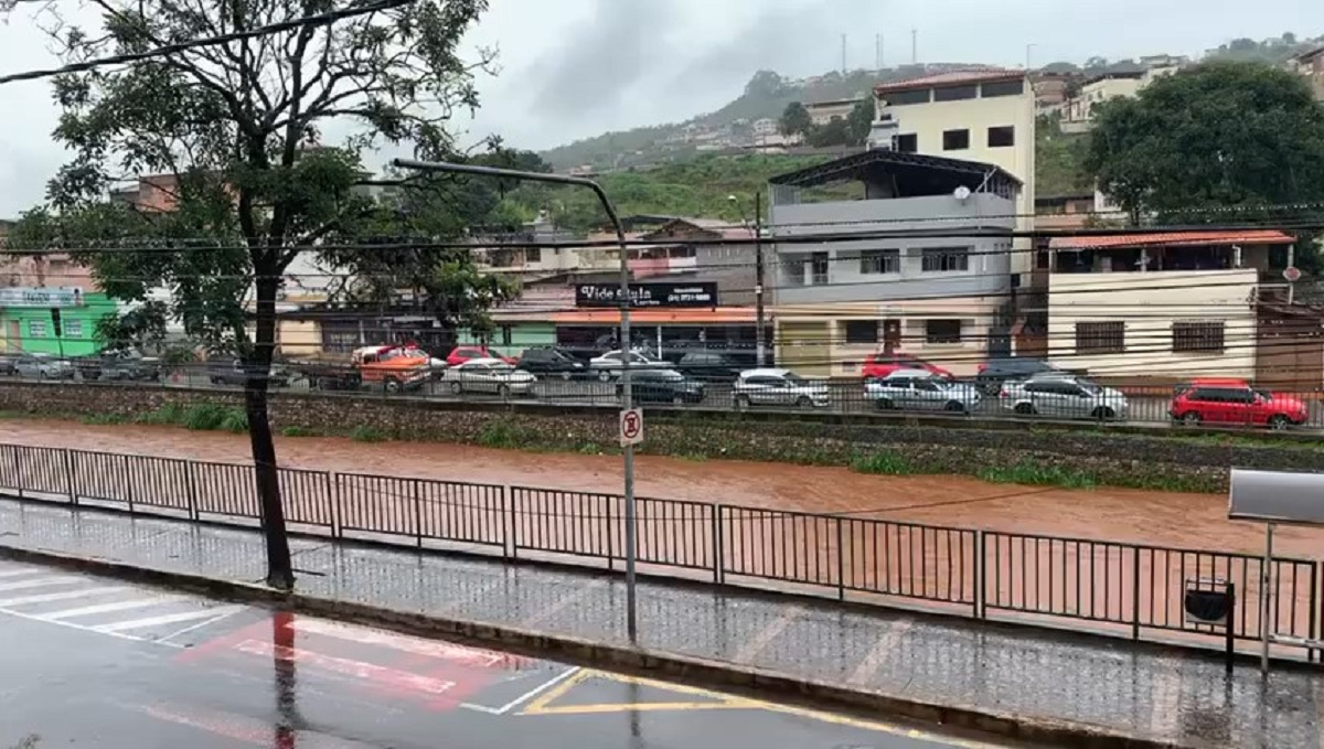 Forte chuva causa alagamento e risco deslizamento em Congonhas