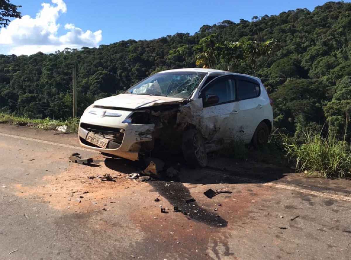 Idoso morre em colisão frontal entre dois carros na MGC-482