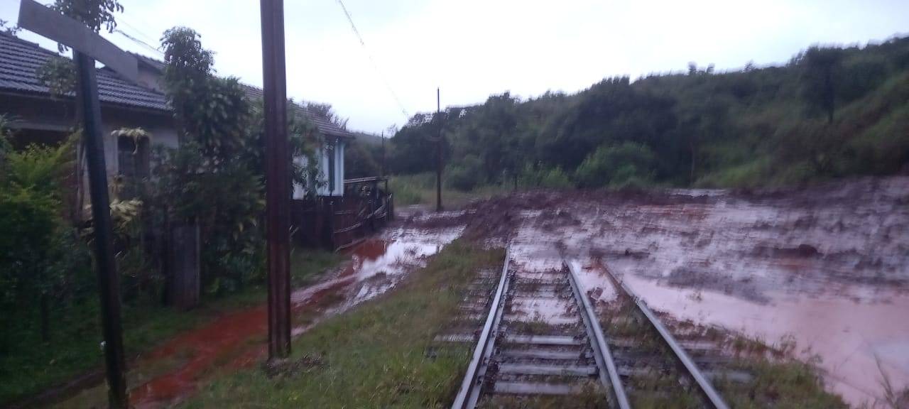 Talude da Gerdau cede e invade Miguel Burnier, distrito de Ouro Preto