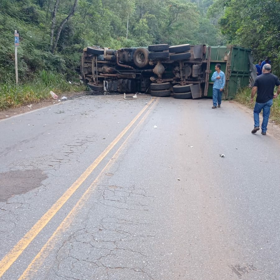 Carreta tomba na MG-129 e interdita os dois sentidos em Mariana
