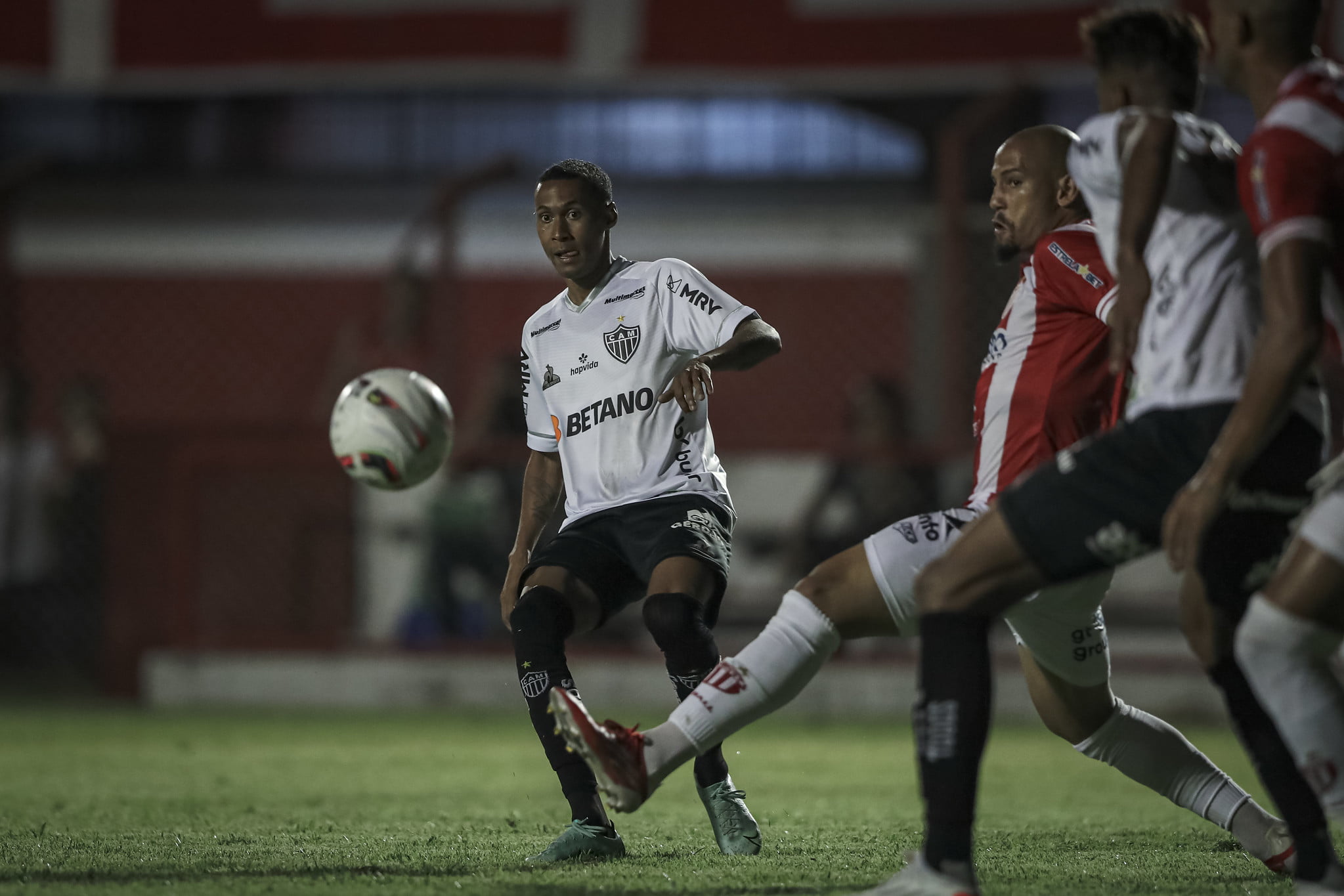 Deixaram a desejar? Estreantes fazem partida irregular pelo Atlético