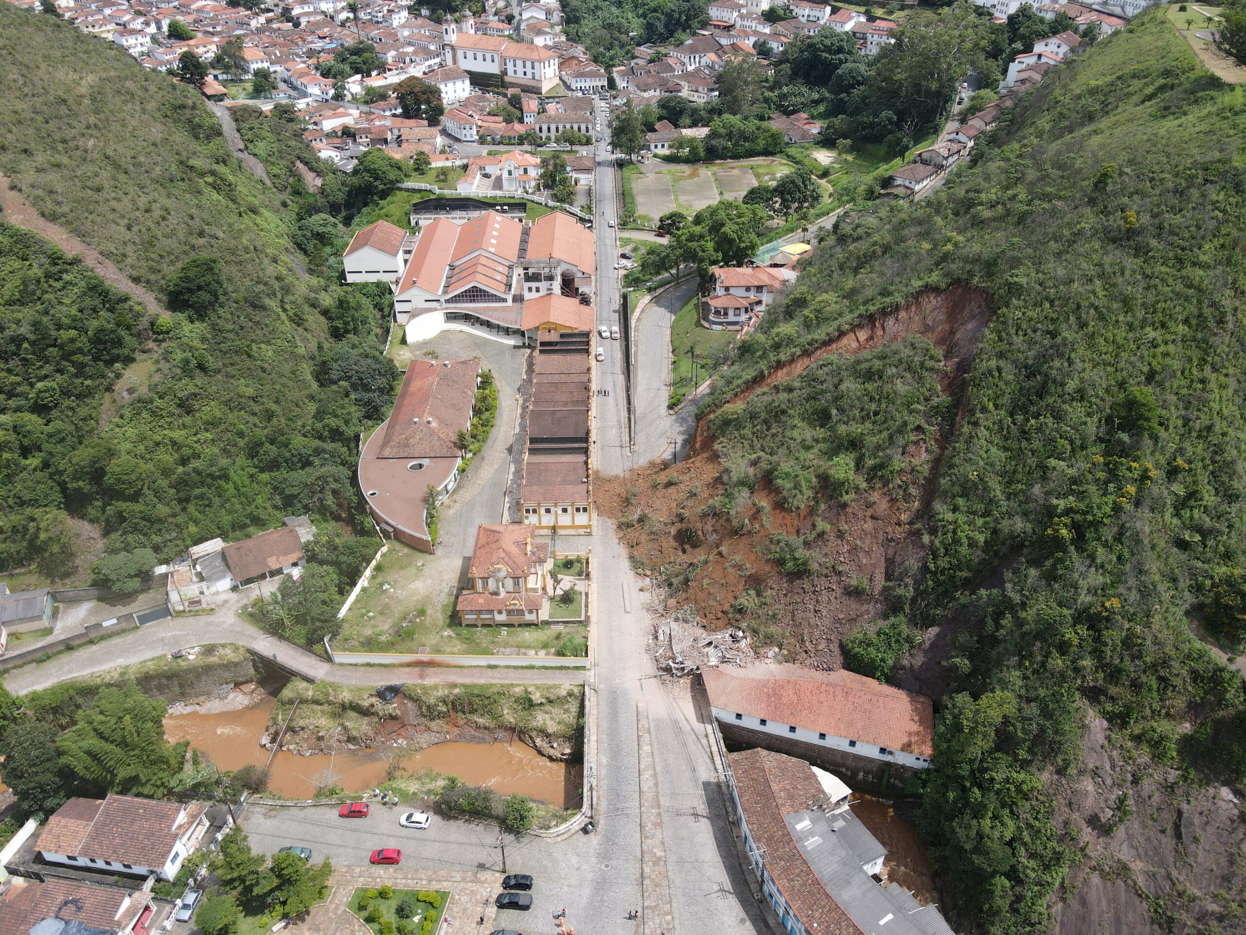 Vídeo exclusivo mostra com detalhes momento do desabamento de dois casarões em Ouro Preto