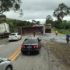 Carreta tomba e interdita BR-040, em Carandaí