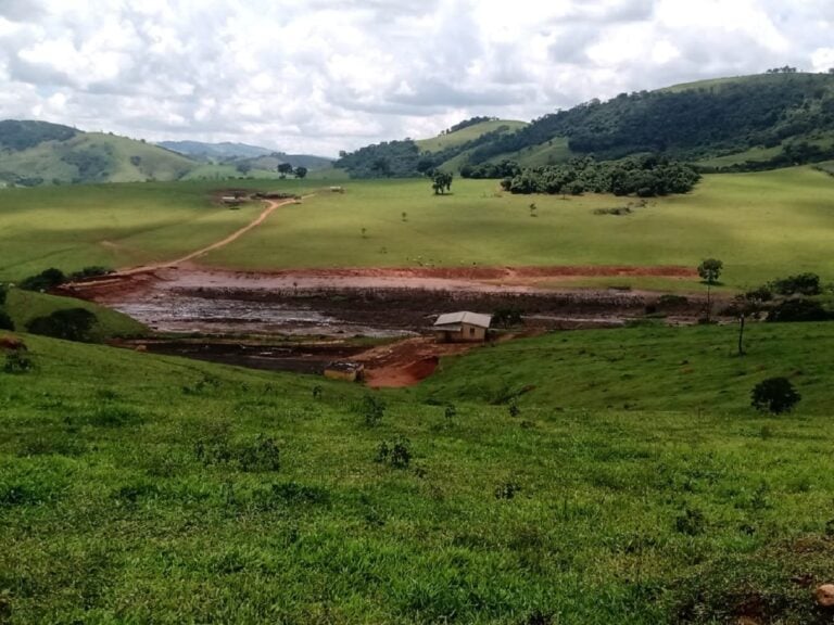 Barragem de água estoura perto de Jacutinga