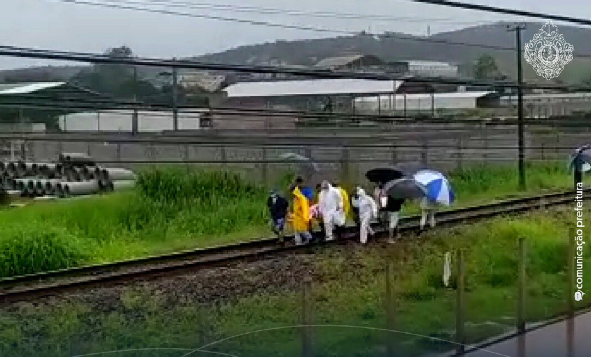 Bombeiros resgatam mulher em trabalho de parto durante uma enchente, em Congonhas
