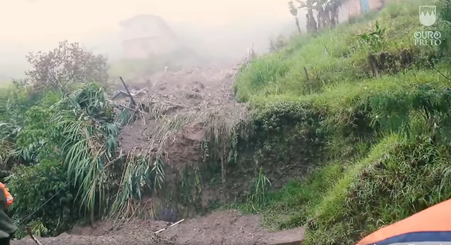 Corpo é encontrado entre escombros de casa que desabou, em Ouro Preto