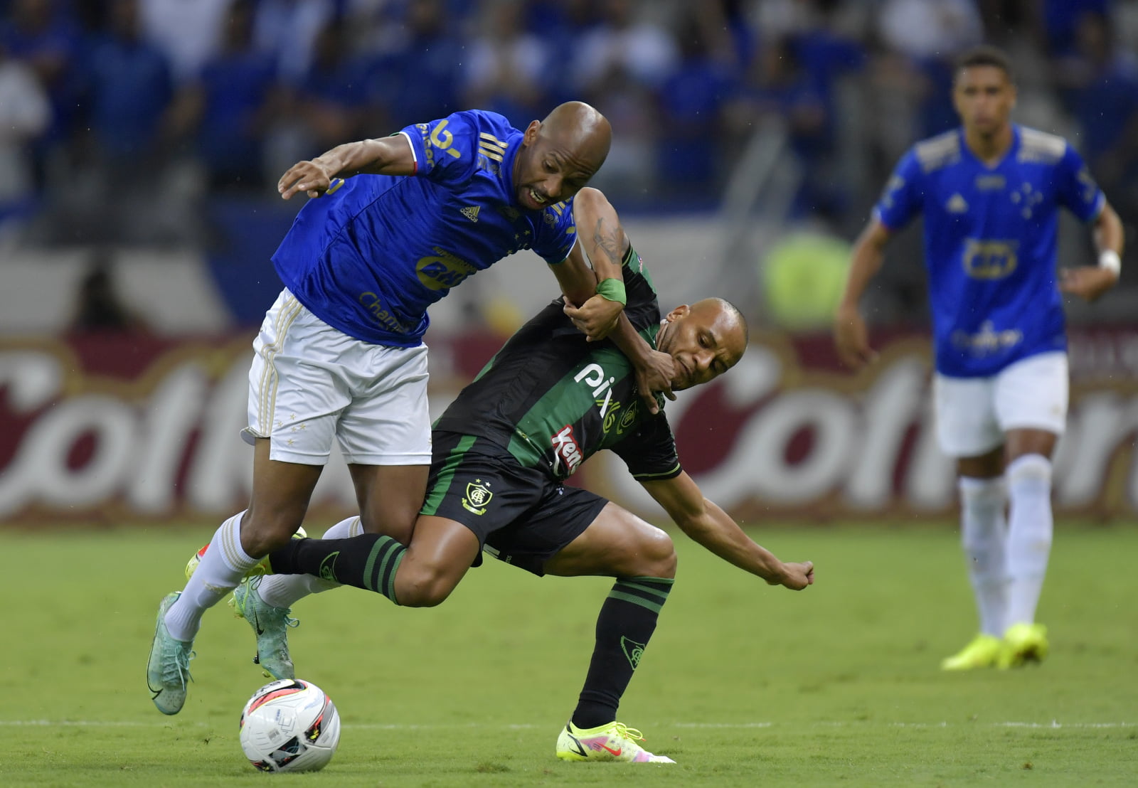 "Deveria dar um soco na sua cara", diz Waguininho ao juiz de Cruzeiro x América