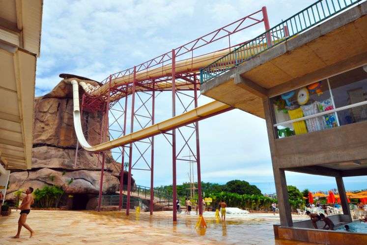 Criança de Lafaiete morre após cair 15 metros de toboágua em Caldas Novas