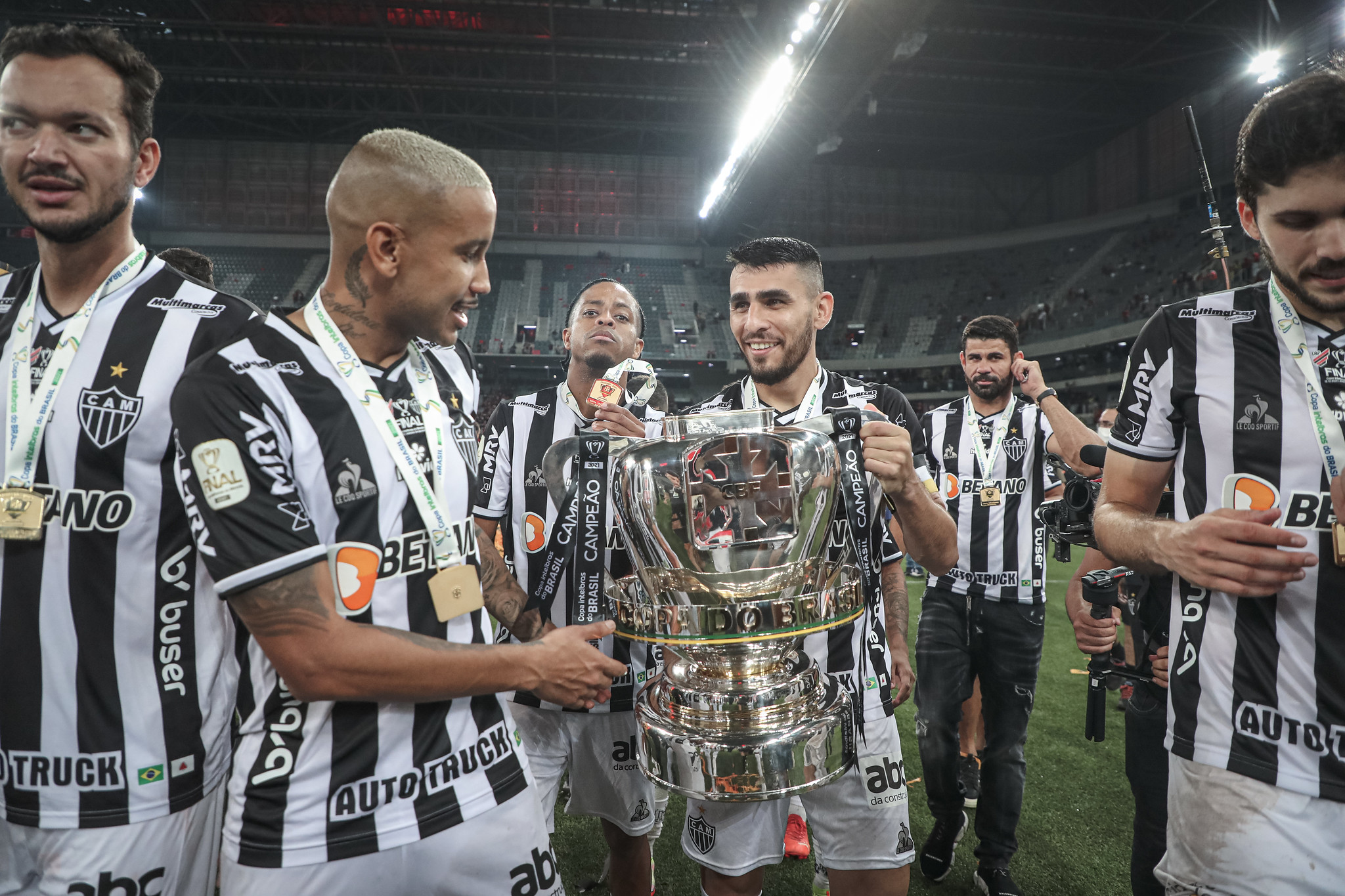 Com a volta de Alonso, qual deve ser a zaga titular do Atlético?