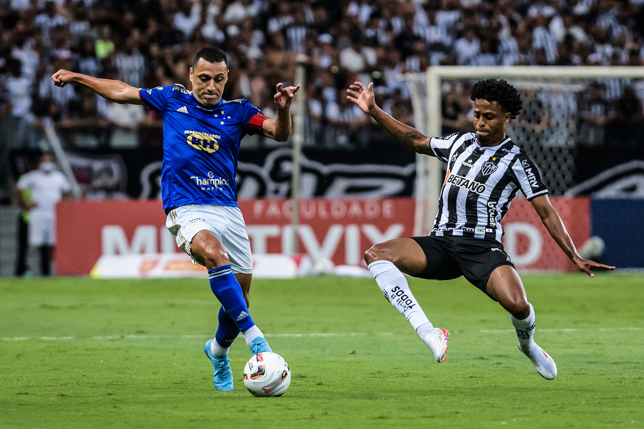 Ronaldo e jogadores do Cruzeiro reclamam da arbitragem do clássico: "Vergonha"