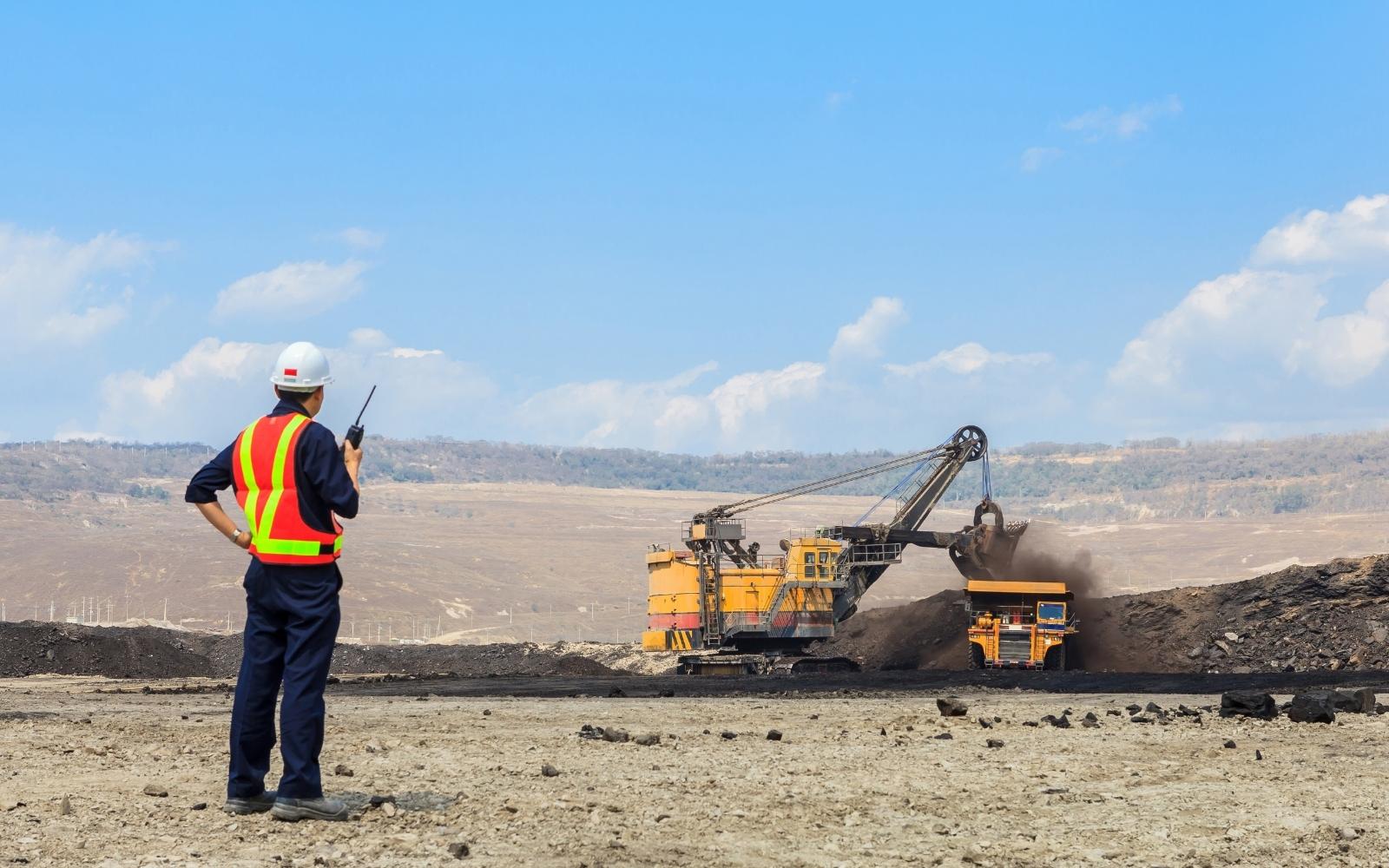 Mineradora contrata soldador, técnico e operador de máquinas
