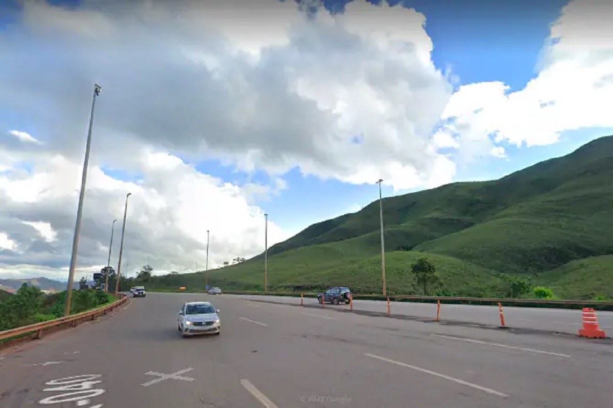 Carro usado por suspeito de feminicídio bate de frente com caminhão na BR-040, em Itabirito