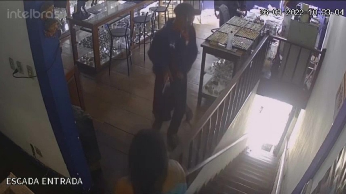 Vídeo mostra tentativa de assalto a joalheria no centro de Ouro Preto