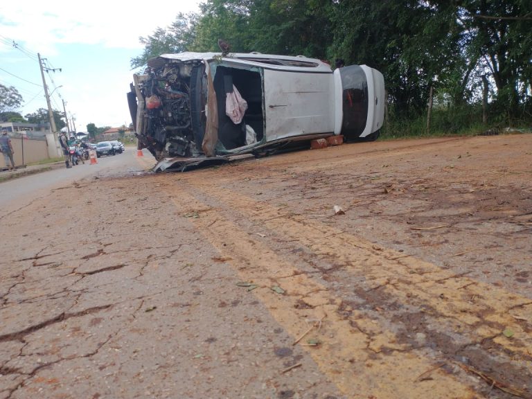 Mulher capota carro na MG-129, em Conselheiro Lafaiete