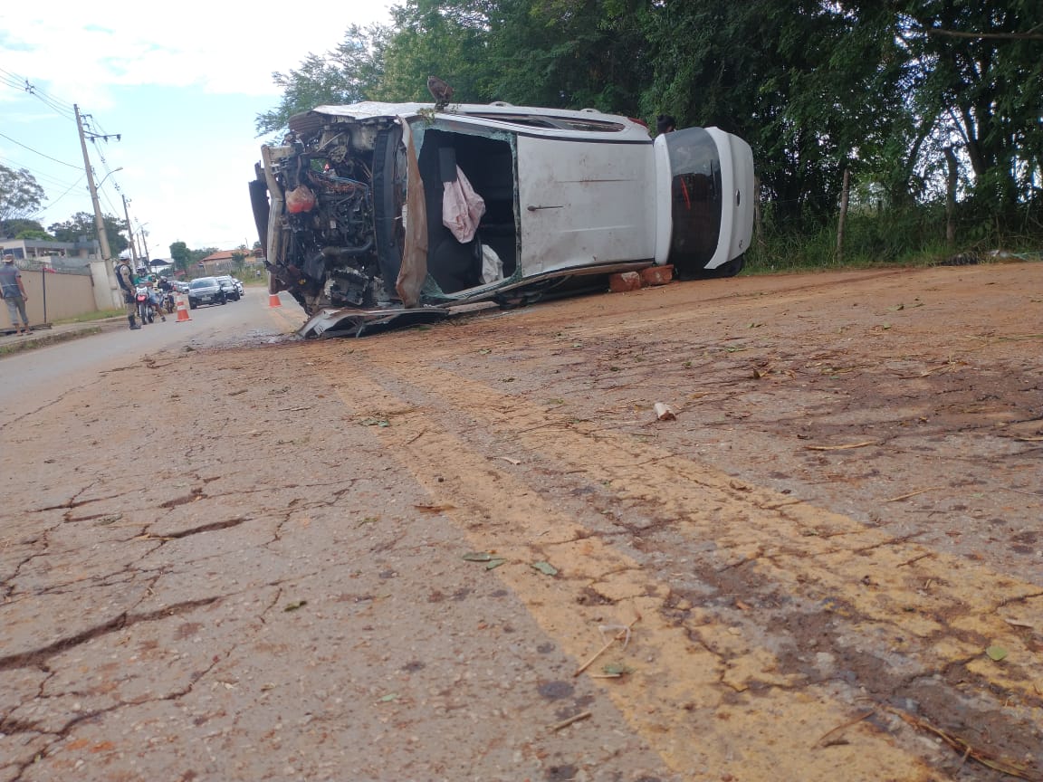 Mulher capota carro na MG-129, em Conselheiro Lafaiete
