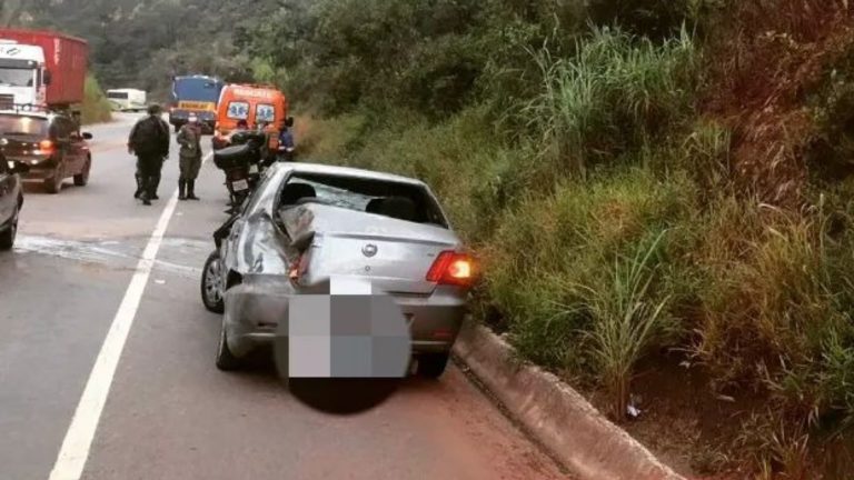 Carro capota na BR-356, em Itabirito