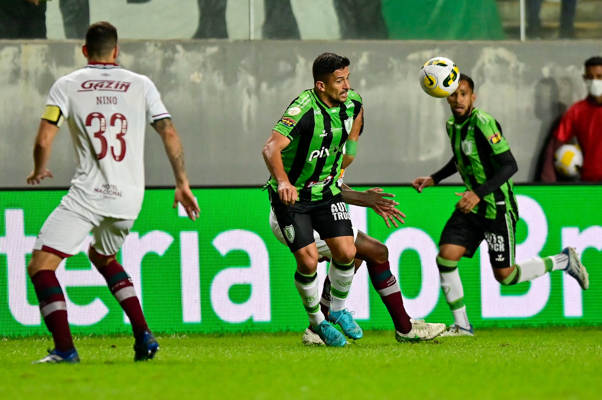 Despencando na tabela do Brasileirão, Coelho busca a recuperação no Maracanã