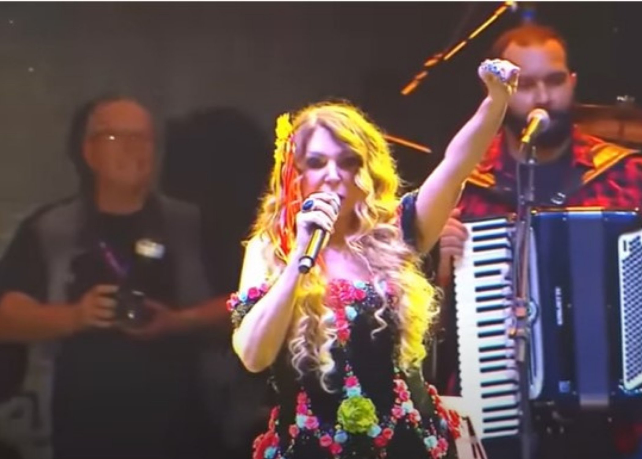 Incomodada com gritos de "Fora Bolsonaro", como Elba Ramalho reagirá no show em Ouro Preto?