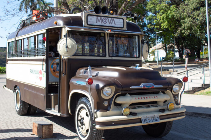 Rolê de Jardineira? Bar do Museu Clube da Esquina fomenta o turismo com tour pela Capital