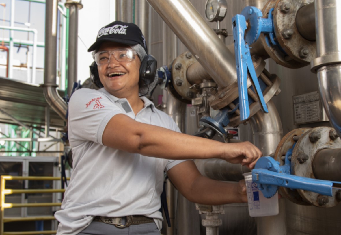 Coca-Cola FEMSA contrata trainees e estagiários de vários cursos universitários