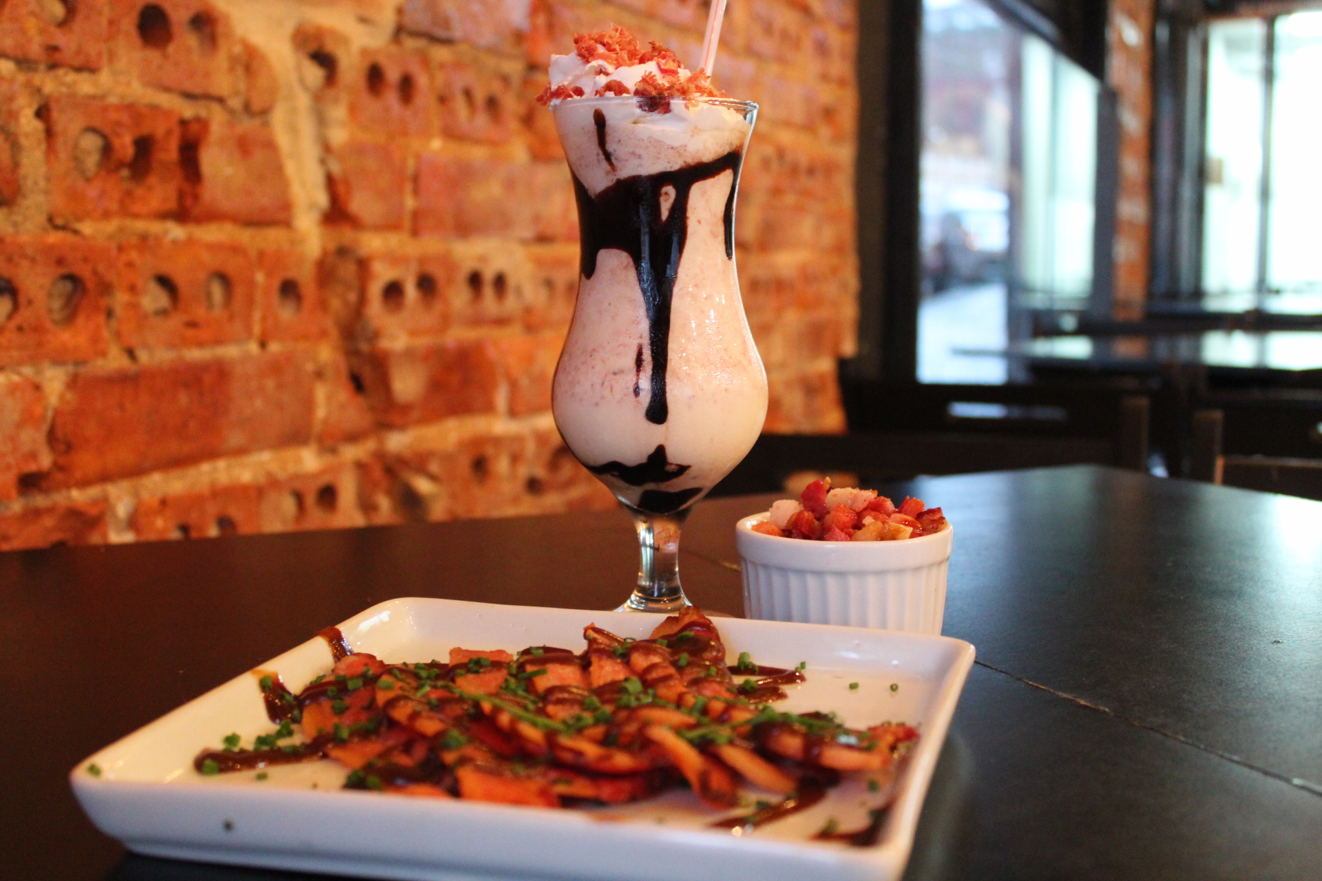 Receita de sábado: Milkshake com farofa de bacon