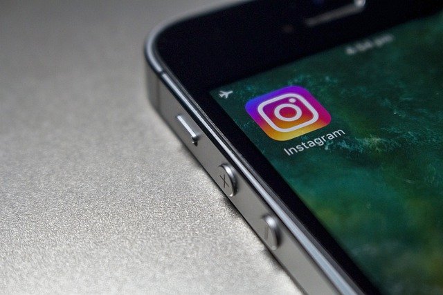 Escolher o nome para Instagram perfeito é uma tarefa difícil, mas que pode ser facilitada. Abaixo mostramos dicas do que fazer: 1. Torne seu nome de usuário do Insta memorável o suficiente para seu público-alvo A maioria dos perfis populares do Instagram que gostam de engajamento massivo tem nomes de usuário peculiares e legais que seu público adora. Não importa se você postar conteúdo de viagem ou fotos de animais bonitos; haverá milhares de outras contas semelhantes no mesmo nicho. Mas então o que pode diferenciar sua conta das outras além do conteúdo? Um nome de usuário do Instagram que é divertido e fácil de lembrar. Por exemplo, uma página de beleza e cosméticos tem o nome de usuário @narsicista, que é único e se assemelha ao tom de "auto-admiração" da página. 2. Otimize-o para o SEO no Instagram Para aumentar a contagem de seguidores de sua conta do Instagram, você precisa ter certeza de que seu nome de usuário está bem otimizado de acordo com as regras de SEO. Aqui estão algumas etapas básicas que você pode seguir: Etapa 1: Certifique-se de que sua palavra-chave principal esteja presente em seu nome de usuário. Isso fará com que sua conta apareça nos resultados de pesquisa para contas sugeridas se alguém pesquisar por conteúdo em seu nicho. Por exemplo, se você vende cupcakes, certifique-se de incluir a palavra "padaria" em seu nome de usuário. Etapa 2: os melhores nomes de usuário do Instagram são curtos, distintos e legíveis. Evite usar palavras muito complicadas. Seu público deve entender o que significa. Por exemplo, @padariafresca é um nome de usuário muito melhor do que @bolosdetectaveis. Isso porque as pessoas são mais propensas a procurar a palavra "fresco" para bolos do que "detectáveis". Passo 3: Não inclua caracteres especiais irrelevantes como hashtags ou emojis ou números irrelevantes em seu nome de usuário. Por exemplo, @cool#$xoxogirl pode parecer na moda para você, mas tem uma chance menor de aparecer nos resultados de pesquisa, e parece spam. Passo 4: O nome de usuário deve estar no idioma do seu público-alvo dentro do limite de caracteres. 3. Use um gerador de nome de usuário para os melhores nomes de usuário do Instagram Não está criativo o suficiente para fazer um brainstorming de um nome de usuário do Instagram por conta própria? Existem geradores de nomes para Instagram que você pode usar para gerar um nome de usuário incrivelmente perfeito. A maioria das sugestões são cativantes, otimizadas e melhor ajustadas para o seu nicho. 4. Faça com que ele corresponda a nomes de usuário em suas outras redes sociais, como TikTok e Snapchat Temos certeza de que você não quer criar uma marca pessoal ou uma página de promoção de produto em uma única plataforma. Portanto, antes de finalizar um nome de usuário específico, verifique se ele está disponível em outras contas de mídia social. Por que você deve seguir um nome de usuário consistente em todas as plataformas? • Depois que as pessoas descobrirem você em uma plataforma, elas poderão encontrá-lo facilmente em outras redes sociais, como o TikTok e o Snapchat. • Seus seguidores podem compartilhar facilmente seu conteúdo em todas as plataformas de rede social, como o Snapchat, marcando você com um único nome de usuário. • Um nome de usuário consistente é profissional e autêntico. O que fazer se o seu nome de usuário do Instagram já estiver sendo usado? Você pode fazer algumas das coisas listadas abaixo: 1. Adicione uma pequena variação ao seu nome de usuário decidido, por exemplo, sublinhados ou uma palavra-chave extra relevante para o seu nicho. Por exemplo, @reachfitnessé um perfil de fitness popular adicionou a palavra "fitness" ao seu nome de usuário para fins de disponibilidade. Se você está preocupado que a mudança possa reduzir sua capacidade de descoberta, faça o melhor uso do seu nome de exibição. 1. Se você for uma marca específica e não puder alterar o nome de usuário, nem mesmo um símbolo, entre em contato com o titular da conta com o mesmo nome de usuário que o seu. Você pode encontrar seu e-mail provavelmente na biografia. 2. Se você puder gastar alguns reais extras por um nome de usuário, poderá registrar uma marca registrada. Mas faça desta sua última opção, já que o processo é longo e caro. 3. Confira se a conta está disponível para venda. Torne-a sua sem perder curtidas e seguidores a um preço razoável. É a opção mais fácil e mais acessível de longe. Como alterar seu nome de usuário do Instagram? Alterar o nome de usuário do Instagram é um processo bastante simples, mas você pode dar alguns passos adicionais antes dele: Informe seus usuários sobre a mudança através de suas postagens mais recentes Mudar o nome de usuário é um grande passo, então você tem que se certificar de que seus seguidores conheçam o novo nome de usuário. Caso contrário, eles podem não conseguir identificar seu conteúdo na próxima vez que ele aparecer no feed. Eles também não poderão mais marcá-lo em seus stories ou legendas do Instagram. Proteja seu nome de usuário antigo Sua conta do Instagram já é popular entre um grande número de seguidores? Proteja-a antes que as pessoas comecem a usá-la. Por exemplo, quando Leonie Hanne mudou seu nome de usuário de @ohhcoture para seu nome, ela garantiu o nome de usuário antigo primeiro. Garanta a sua verificação Deseja alterar o nome de usuário da sua conta do Instagram já verificada? Proteja com a verificação. Certifique-se de entrar em contato com a Central de Ajuda do Instagram e atualizá-los sobre o novo nome para que eles possam transferir facilmente a verificação para o seu nome de usuário. Depois de passar por essas etapas, você pode agora passar para a alteração do nome de usuário, fazendo o seguinte: Etapa 1: Clique no botão "editar perfil" na sua conta do Instagram. Você pode encontrá-lo abaixo da sua contagem de seguidores. Passo 2: Escolha a opção "nome de usuário" e exclua o antigo para substituí-lo por um novo. Passo 3: Clique no botão "concluído". Você verá uma mudança bem-sucedida em seu nome de usuário do Instagram. Agora crie seu nome de usuário exclusivo do Instagram Existem mais de 1 bilhão de contas do Instagram em todo o mundo, e a maioria delas tem nomes de usuário exclusivos. Gerar outro nome de usuário exclusivo do Instagram para uma conta em um nicho semelhante requer trabalho. Este guia detalhado deve facilitar as coisas. Comece sua caçada!