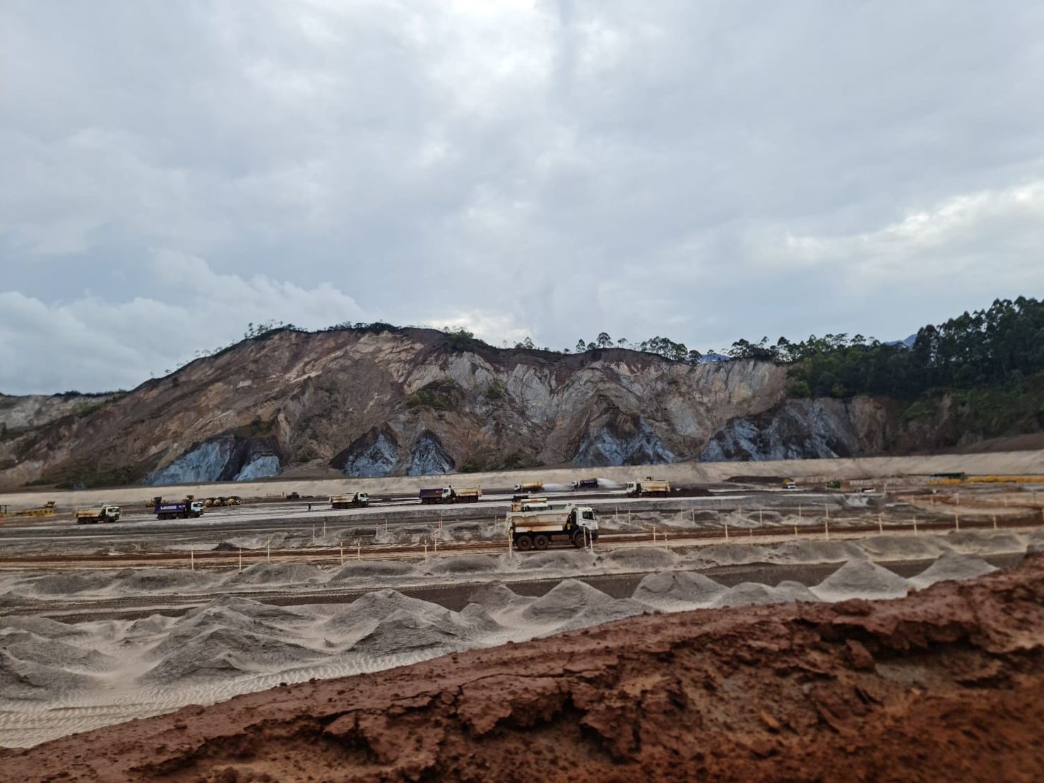 Consórcio de construtoras em Mariana oferta vagas de ajudante, greidista, motorista, operadores e pedreiro