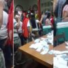 População de Ouro Preto protesta na prefeitura contra a Saneouro e deixa contas de água para o prefeito