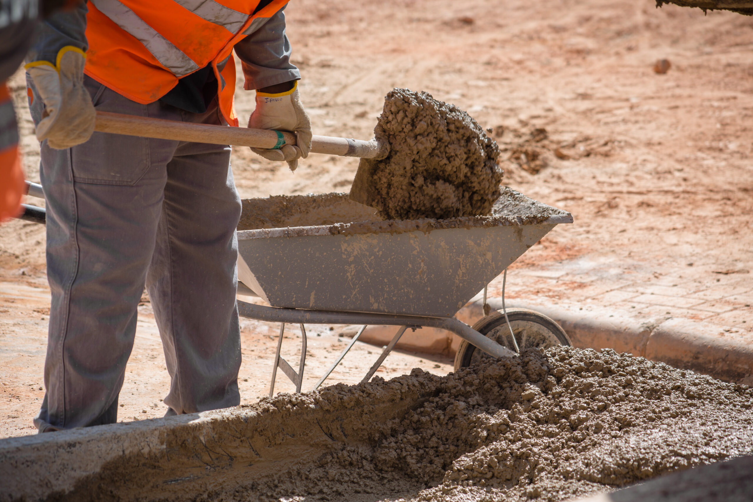 Vagas na construção: Plataforma Recoloca Rio Doce tem 465 vagas de emprego