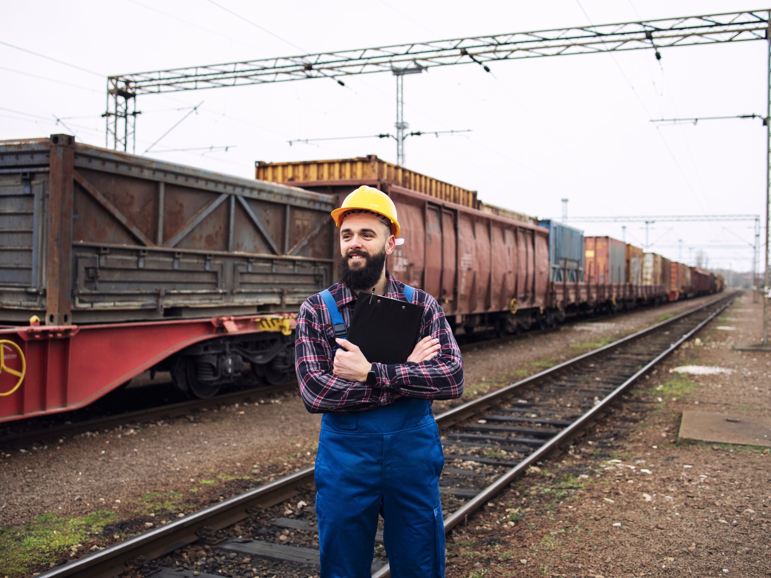 Empresa de engenharia contrata em MG operadores, auxiliares, motorista e técnicos para trabalho em ferrovia