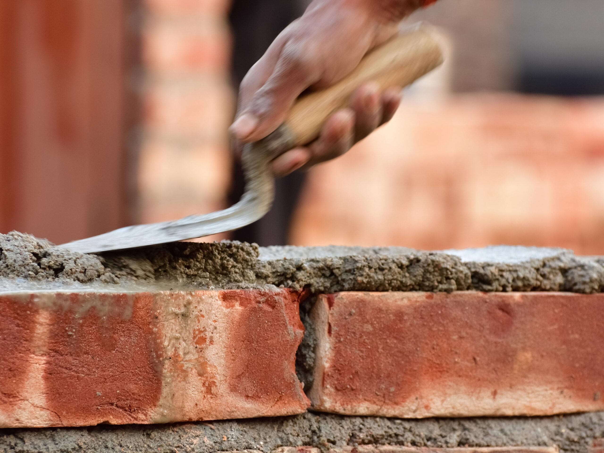 Empregos em obras: Plataforma Recoloca Rio Doce tem mais de 520 vagas para Mariana e região